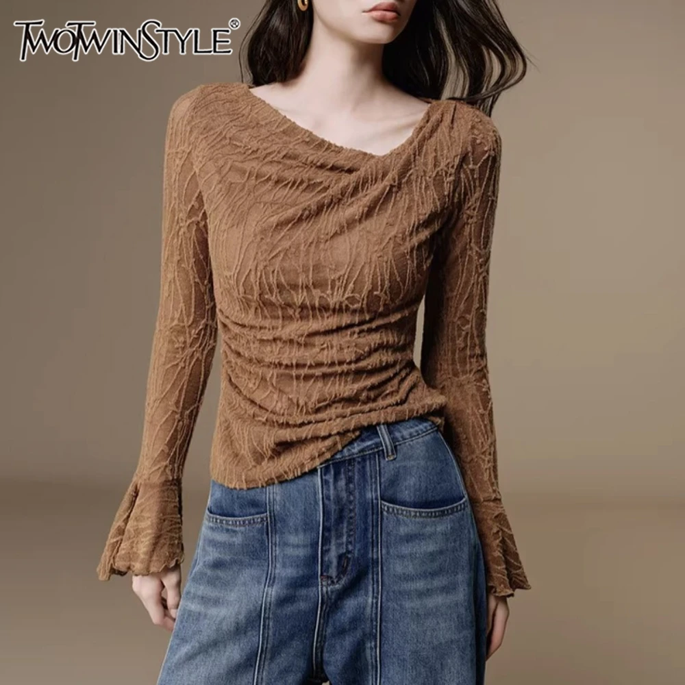 

TWOTWINSTYLE коричневая кружевная футболка женская с нерегулярным вырезом и длинным рукавом для похудения французские элегантные женские футболки модные новые
