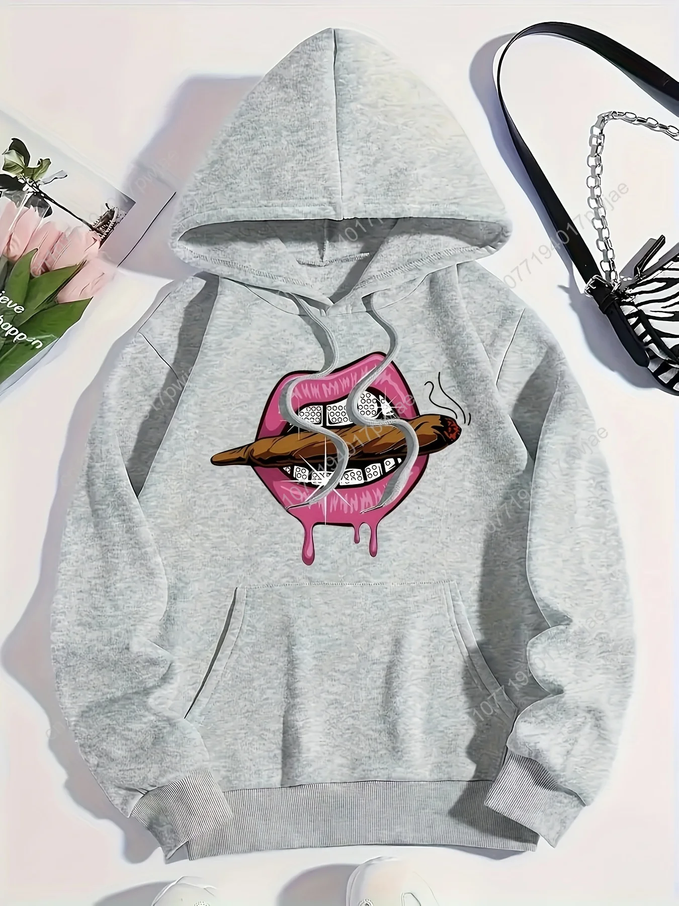 Felpa con cappuccio da donna con stampa grafica fumante - Pullover casual oversize con cappuccio con coulisse, sigaro cartone animato e labbra rosa Desi