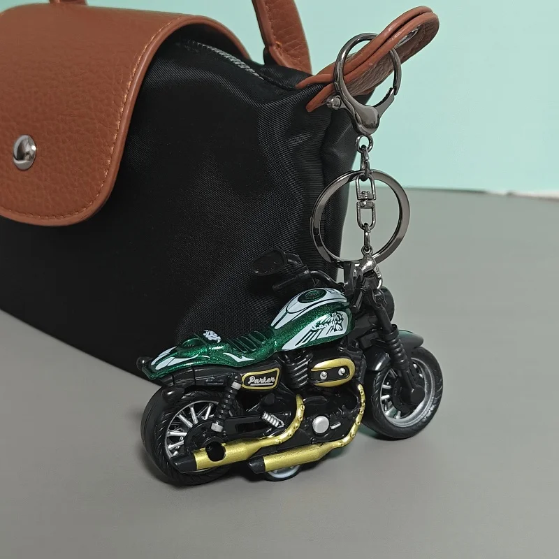 Gantungan kunci sepeda motor kecil, Mini Retro gaya kreatif kepribadian tas pasangan pasang keren Model liontin hadiah kecil