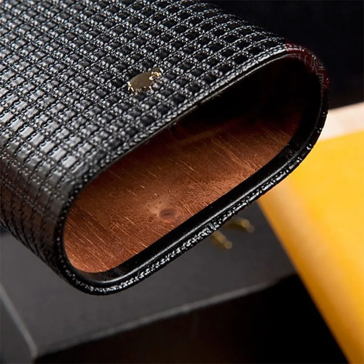 Caja portátil para humidificador de cigarros de viaje, capacidad para 3 cigarros, estuche para puros de cuero negro, soporte para tubo de madera de cedro, caja de tabaco