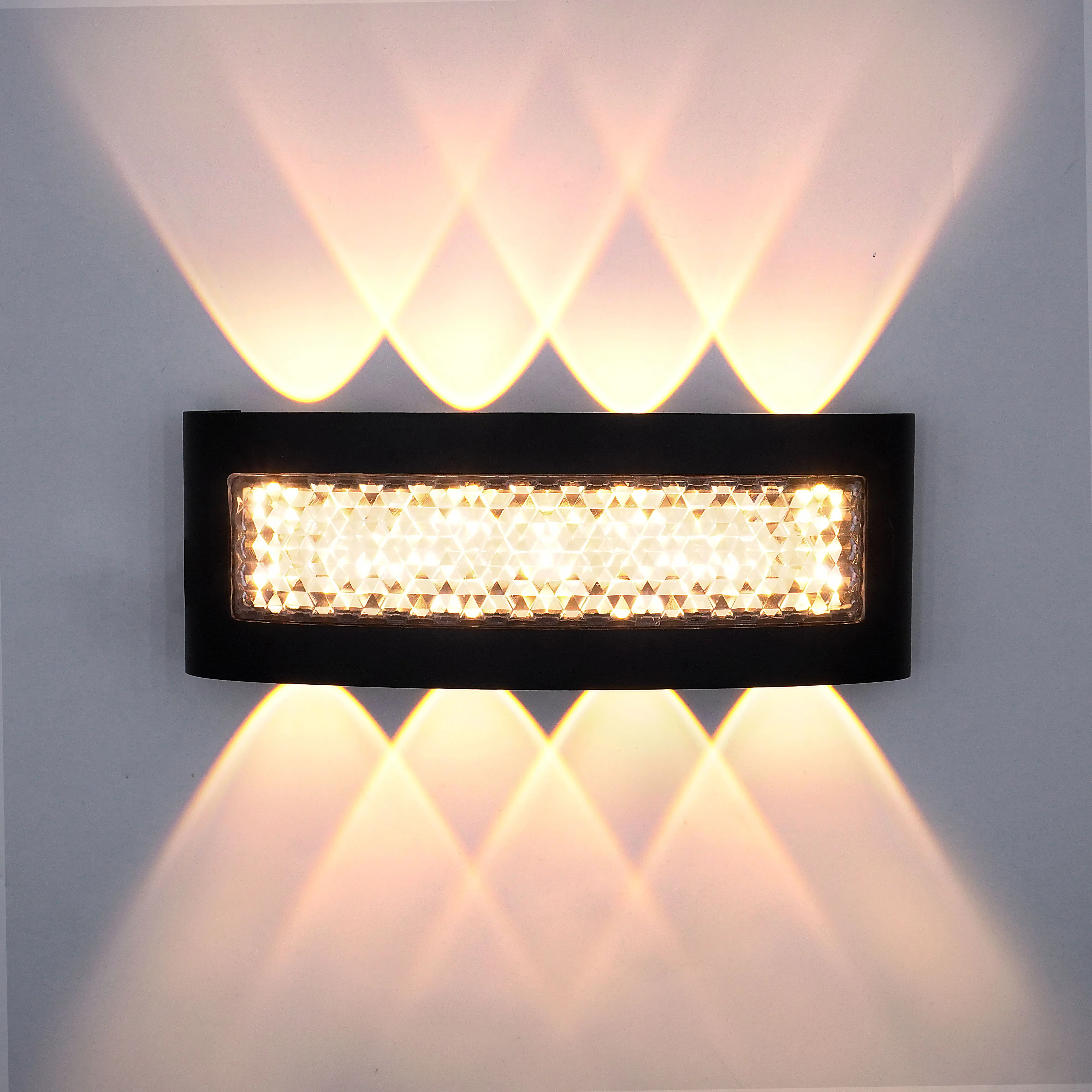 

Outdoor LED waterproof wall light IP65, made of aluminum and plastic, compatible with indoor and outdoor sconces