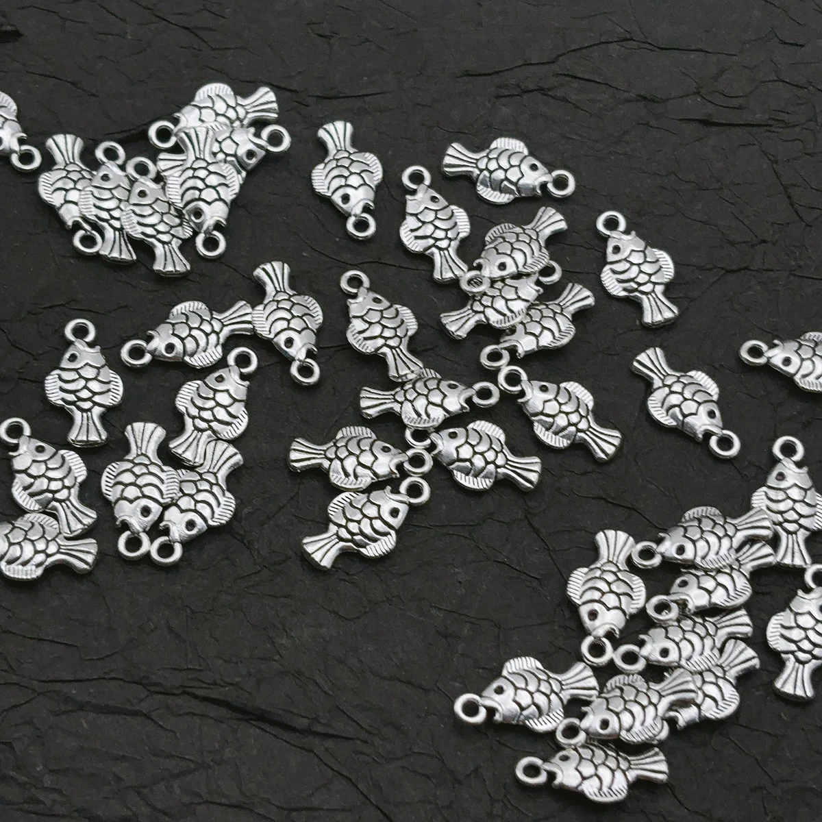 20 Pieces of Embossed Small Fish Handmade Accessories, with Fish Scale Texture and Auspicious Simple Design, Suitable for DIY Bracelets, Necklaces, and Earrings, Handmade Beaded Decoration Accessories