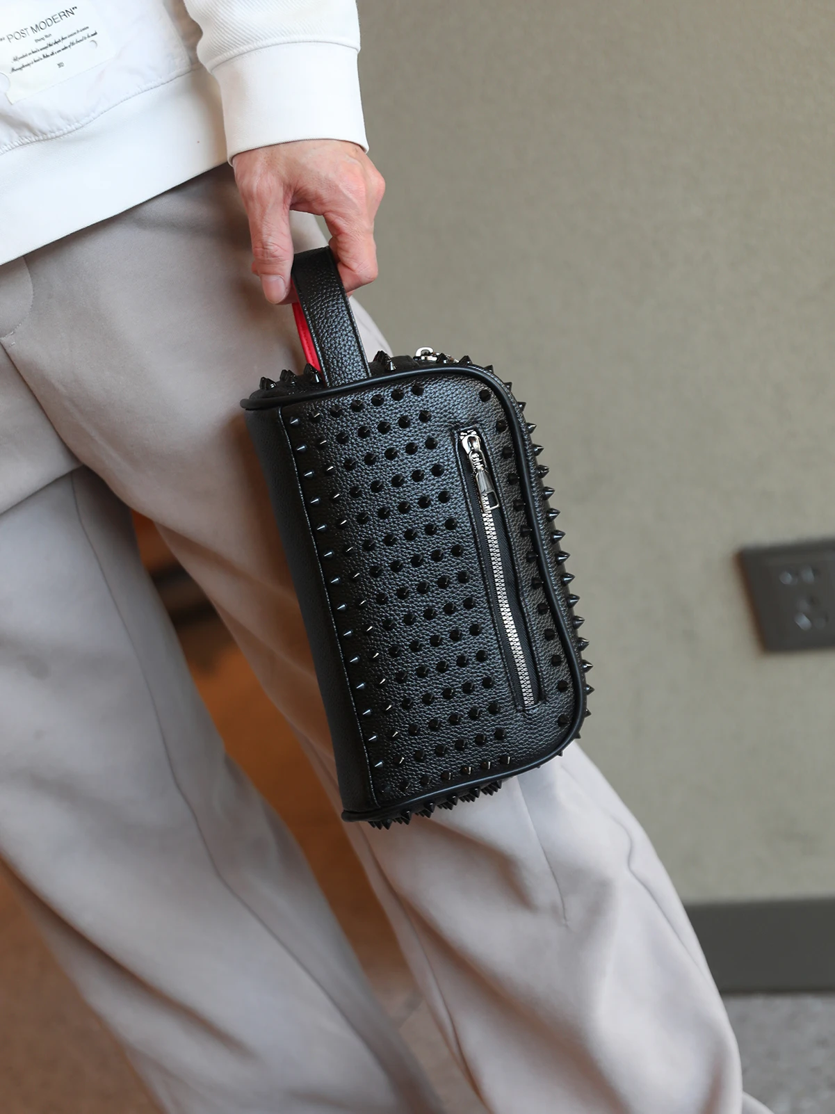 

Легкая сумка для телефона на молнии, повседневный клатч для вечеринок с декором из заклепок, стильная сумка из искусственной кожи для женщин и мужчин