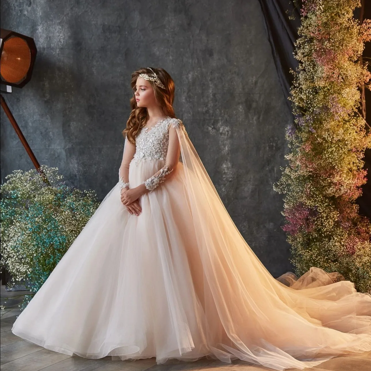 

Flower Girl Wedding Dresses Champagne Color Princess Dress New Tail Gowns Cape Sleeve Graduation Prom Evening Gown Customized