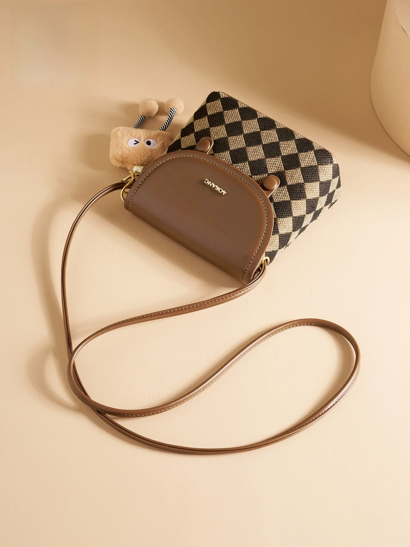 حقيبة كتف نسائية من Aokang ذات سعة كبيرة حقيبة هاتف محمول للركاب حقيبة كورية بحزام واحد حقيبة كروس من القماش الناعم