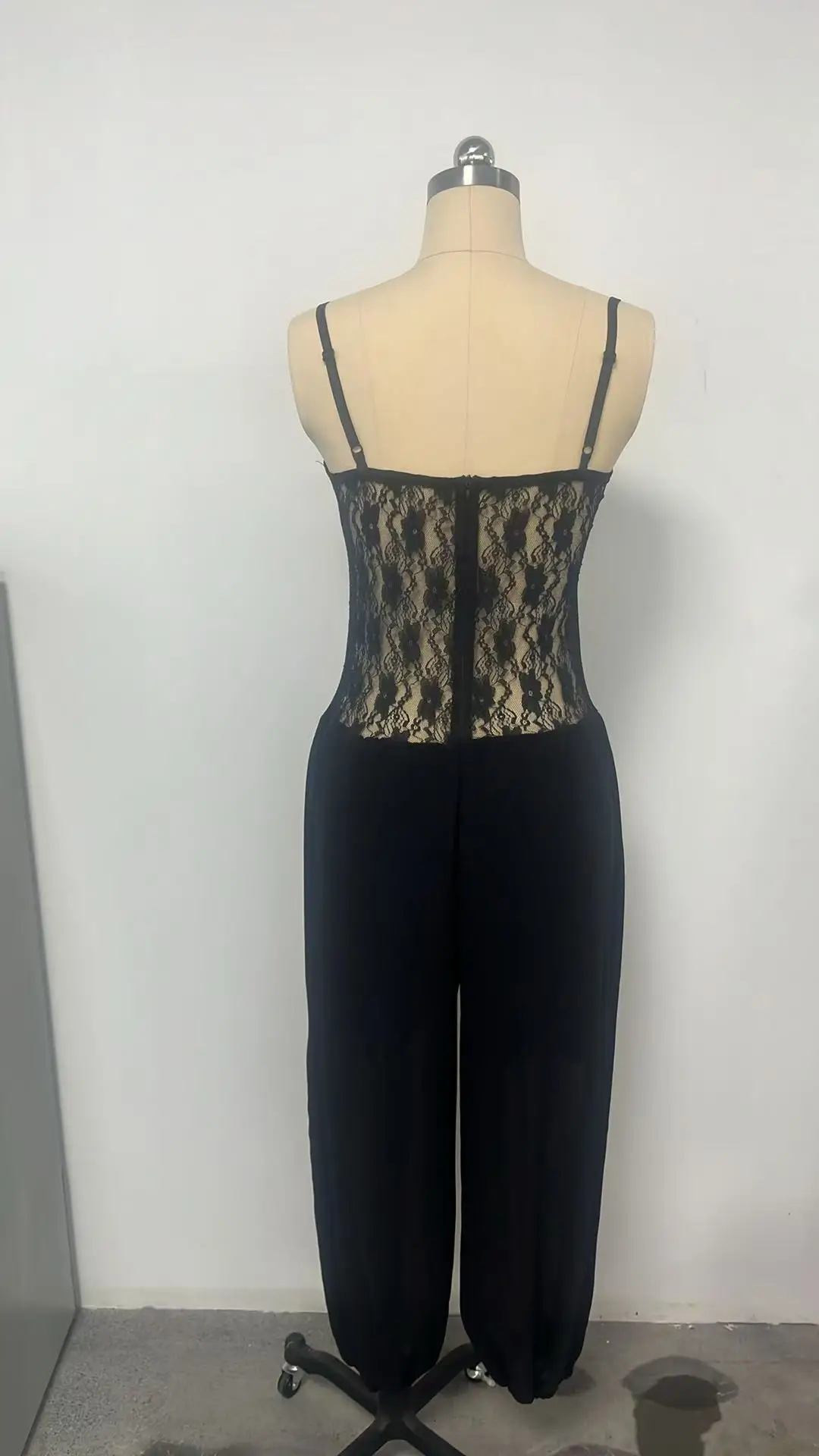 Damen Nude Spitzen-Overall mit Spaghettiträgern, V-Ausschnitt, transparent, locker geschnitten, durchsichtiger Playsuit, Sommer-Strand-Boho-Einteiler-Outfit – Detail 3