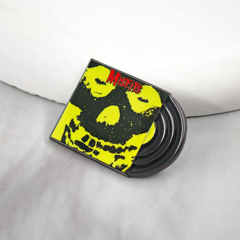 Misfits Band Brooch Horror Punk Fiend Skull Metal Badge Vinyl Record Enamel Pin Yellow Black Skull Lapel Pin Rock Music Fan Gift