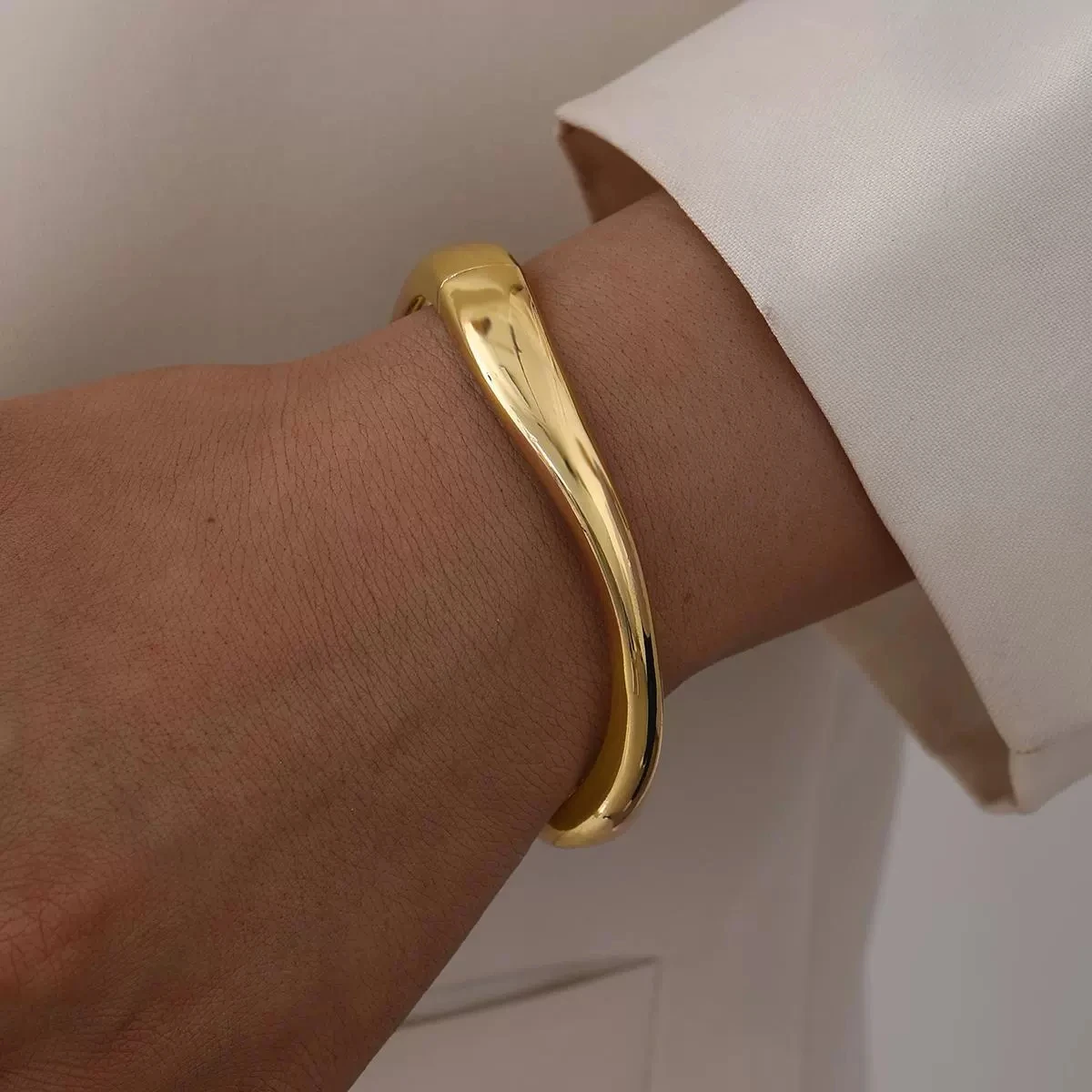 Minimalistisches, goldfarbenes, klobiges Armreif-Design für Damen, modisch, elegant, wasserdicht, offenes Armband, Retro-Schmuckaccessoire. – Detail 6