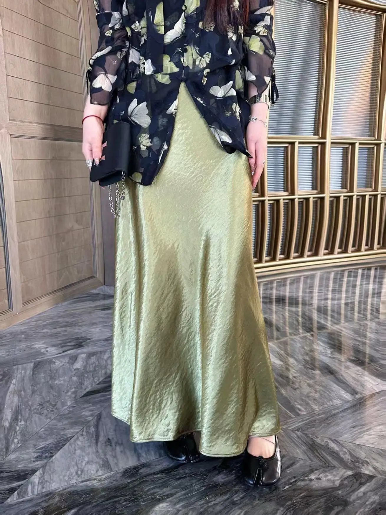 

Длинная юбка из гладкого атласа с жемчужным блеском для полных женщин, элегантная, струящаяся, с завышенной талией, А-силуэт