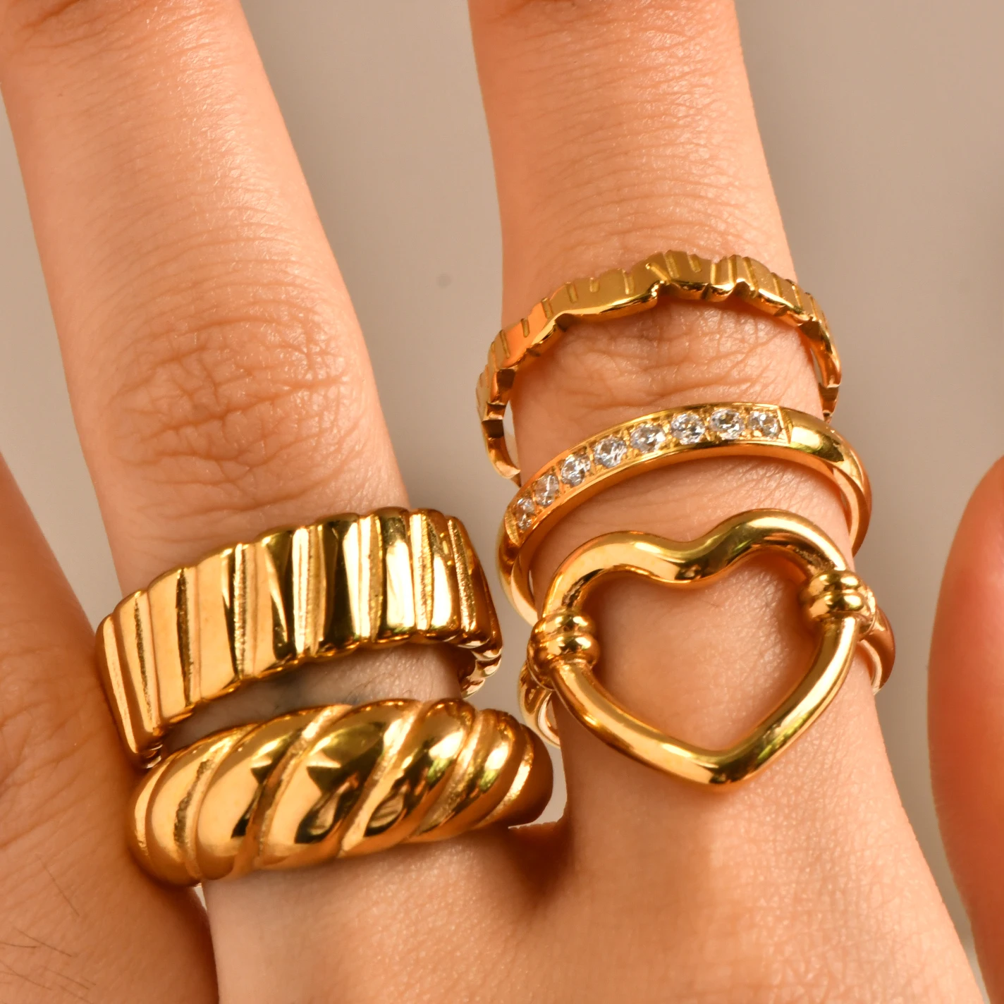 خاتم على شكل قلب مرصع بالألماس من التيتانيوم الصلب المطلي بالذهب عيار 18 قيراط، تصميم فريد أنيق وبسيط مناسب للنساء #1