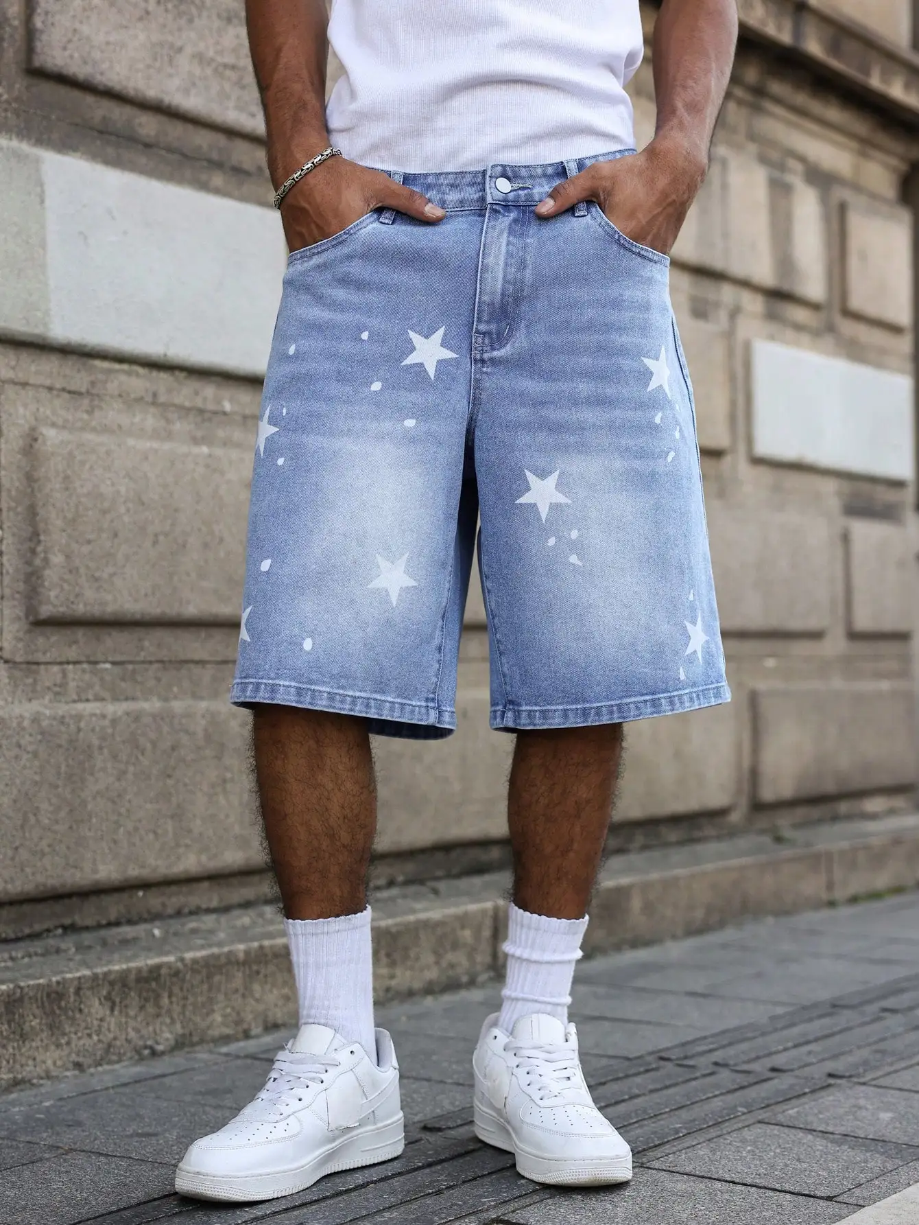 I pantaloncini da uomo in denim blu per la primavera e l'estate, con stelle stampate sulle gambe, sono eleganti e semplici da abbinare.