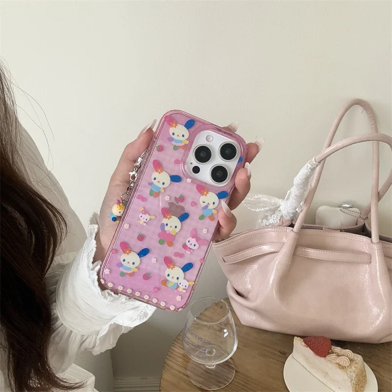 เคสโทรศัพท์ลายการ์ตูนซานริโอ อุซาฮานะ สีชมพู ลายตาราง ลายสตรอว์เบอร์รี่ เหมาะสำหรับ iPhone 16/15/14/13 เคสป้องกันโทรศัพท์ลายการ์ตูนอนิเมชั่น ของขวัญสุดพิเศษ