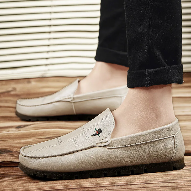 Los nuevos mocasines de estilo coreano con suelas de tendón de ternera son modernos y transpirables para hombres. También son zapatos casuales para conducir.