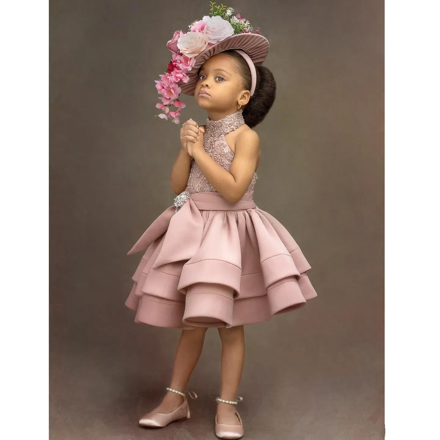 Abiti da ragazza di fiori personalizzati con applicazioni in pizzo senza maniche con scollo all\'americana rosa cipria per matrimoni Abiti da
