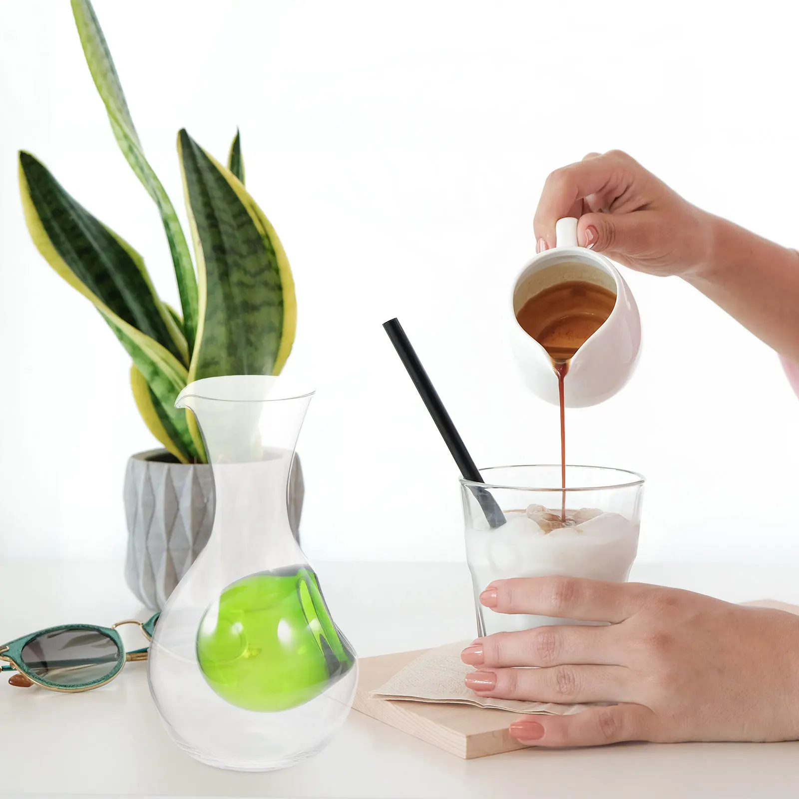 

Glass Wine Decanter 400Ml Small Carafe With Ice Cavity For Sake Brandy Cooling Unique Thumb Grip Temperature Retention Home
