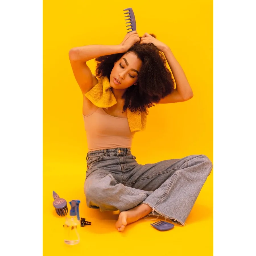 幅広の歯のヘアコーム、グラファイト、ハンドルの先端が尖っていて、髪を分けたりセクションにしたりできます。