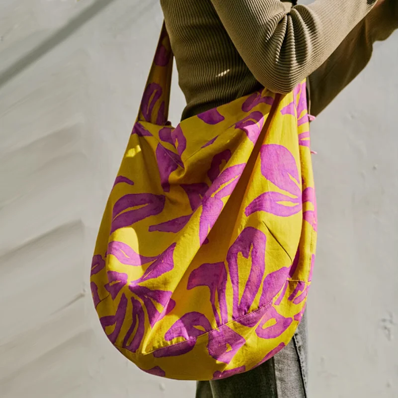 

Fashionable Petal Printed Crossbody Bag Versatile Large Capacity Women's Bag Commuting Shoulder Bag