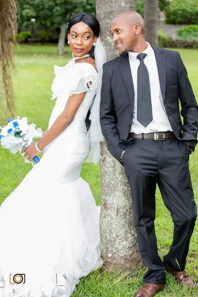 Vestido de novia personalizado con hombros descubiertos y volantes, cola de barrido, elegante vestido de novia sin mangas para jardín de sirena