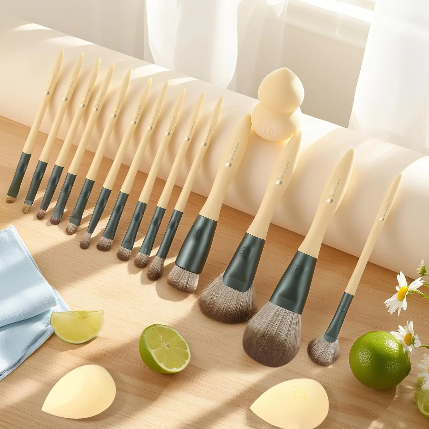 Christmas Makeup Gift Set 18PCS with 14PC Brush & 3PC Sponges + Cosmetic Bag