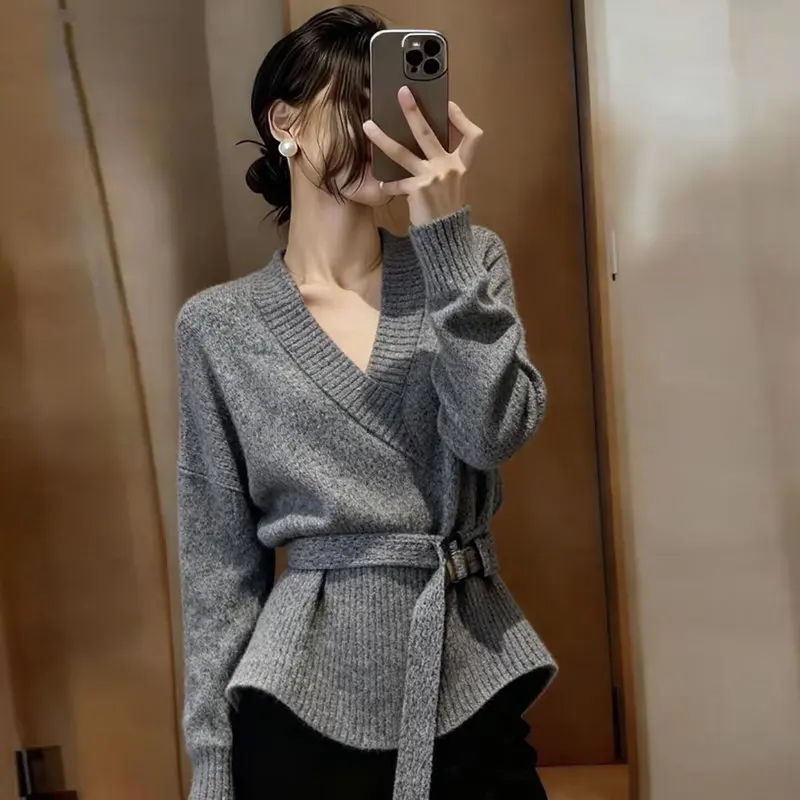 

Gray V-neck Long Sleeved Knitted Sweater with Belt Korean Style Women Spring Autumn Loose Lazy Cinched Waist Sweater Base Top