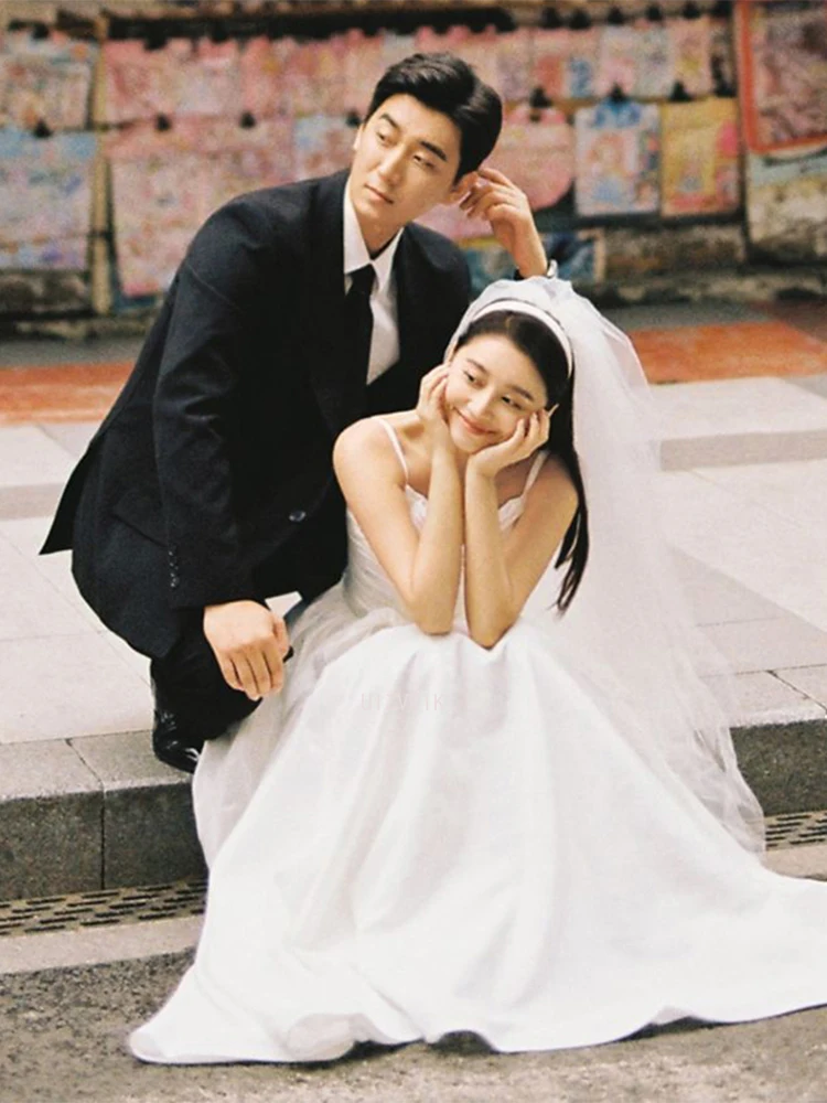 シンプルな軽量ウェディングドレスエレガントな白いストラップレスドレス婚約と結婚登録用ポリエステルサテン生地