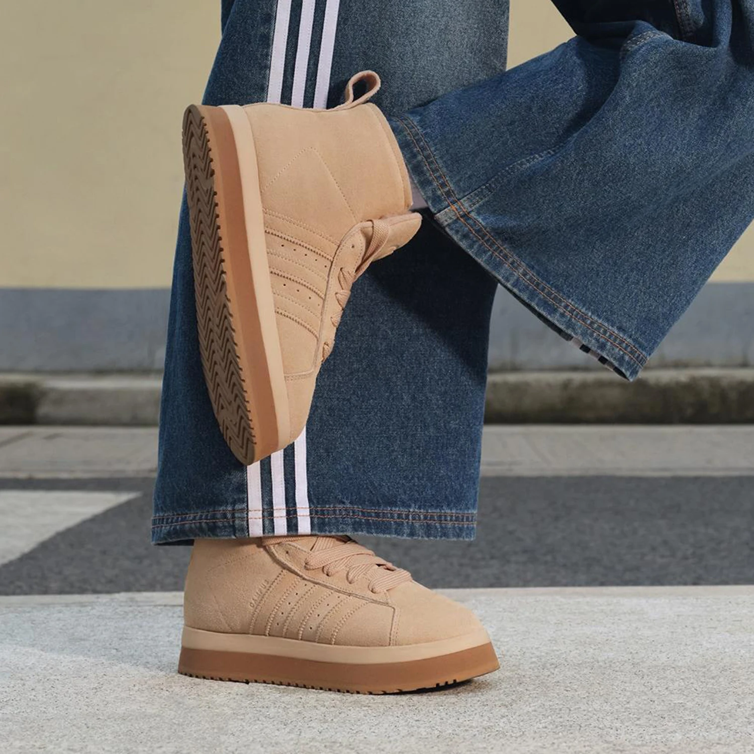 

Женские теплые спортивные зимние ботинки Adidas Originals на толстой подошве JR3735