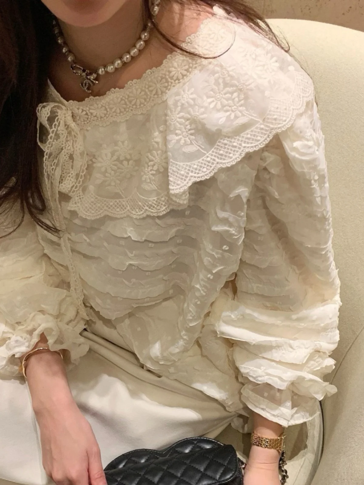 بلوزة نسائية بأكمام طويلة من الدانتيل الفضفاض بتصميم كوري بأكمام منفوخة، أنيقة وعصرية باللون الأبيض لموسم ربيع 2025