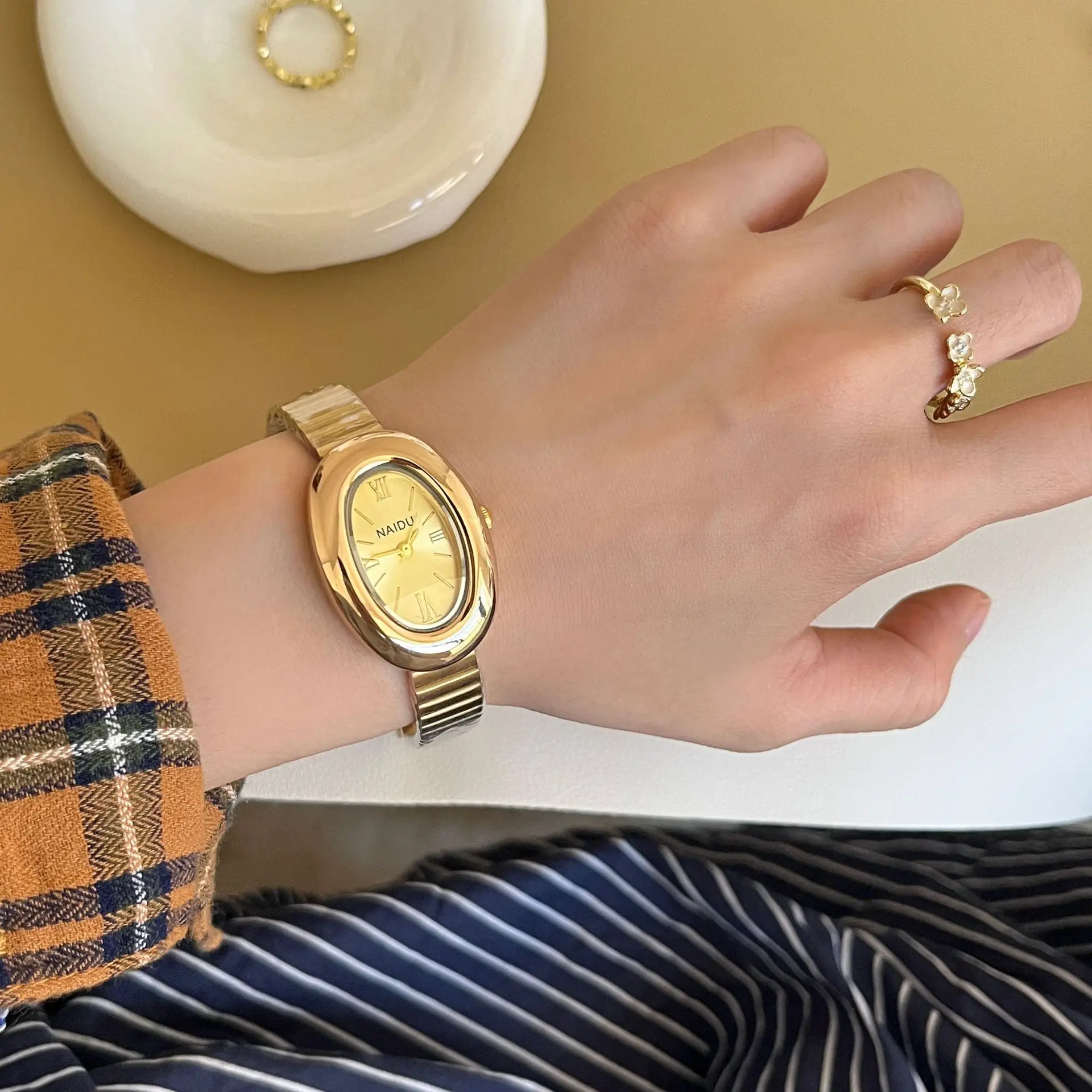 2025年新作 オーバル型 美しいレディース腕時計 女性用 シンプルなレザーとステンレススチールストラップ クォーツ ミニマリスト腕時計