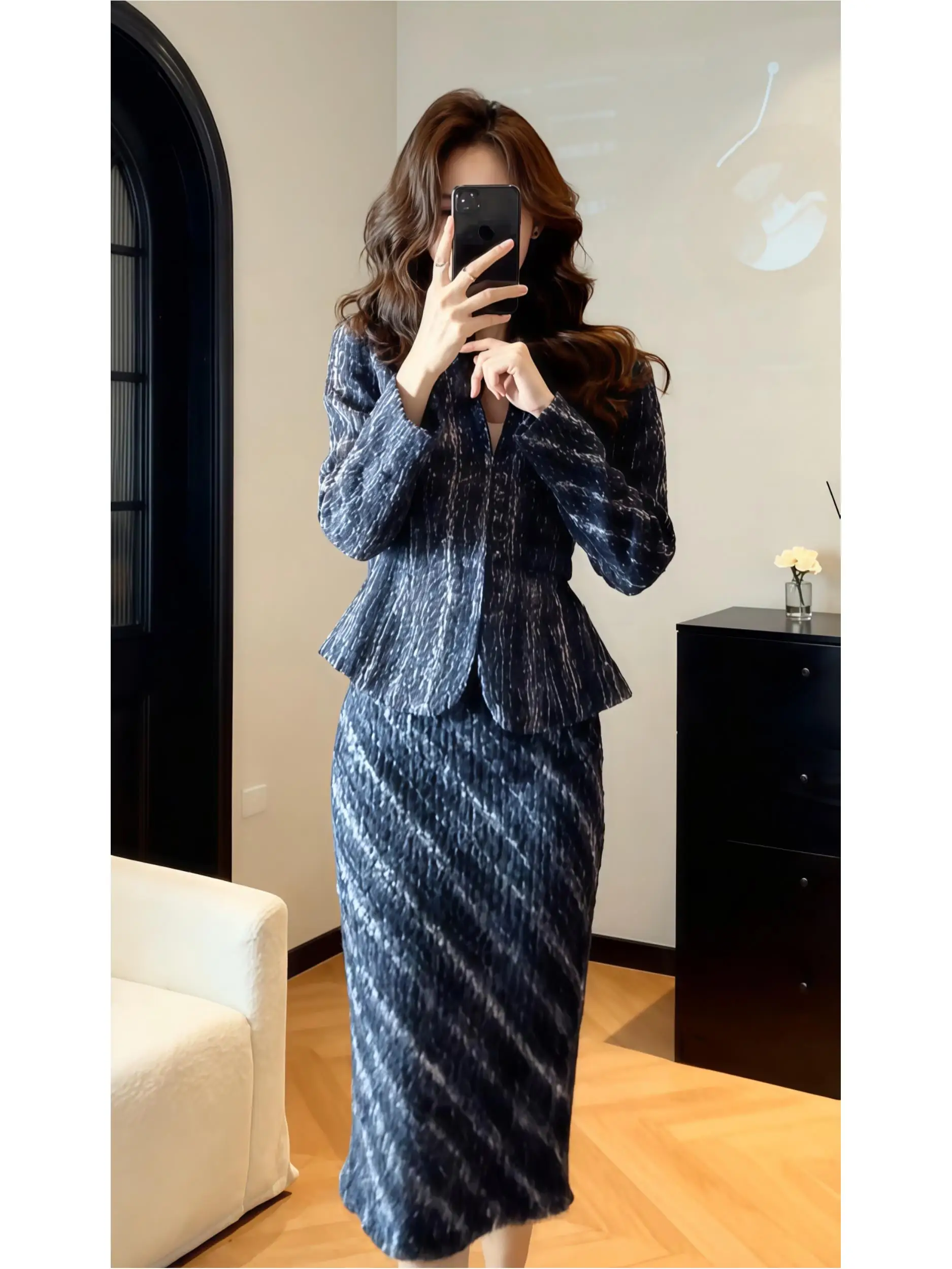 

Комплект женской верхней одежды Samantha Houtooth LP Camere Korean Elegance: куртка и юбка с диагональными полосами, синий