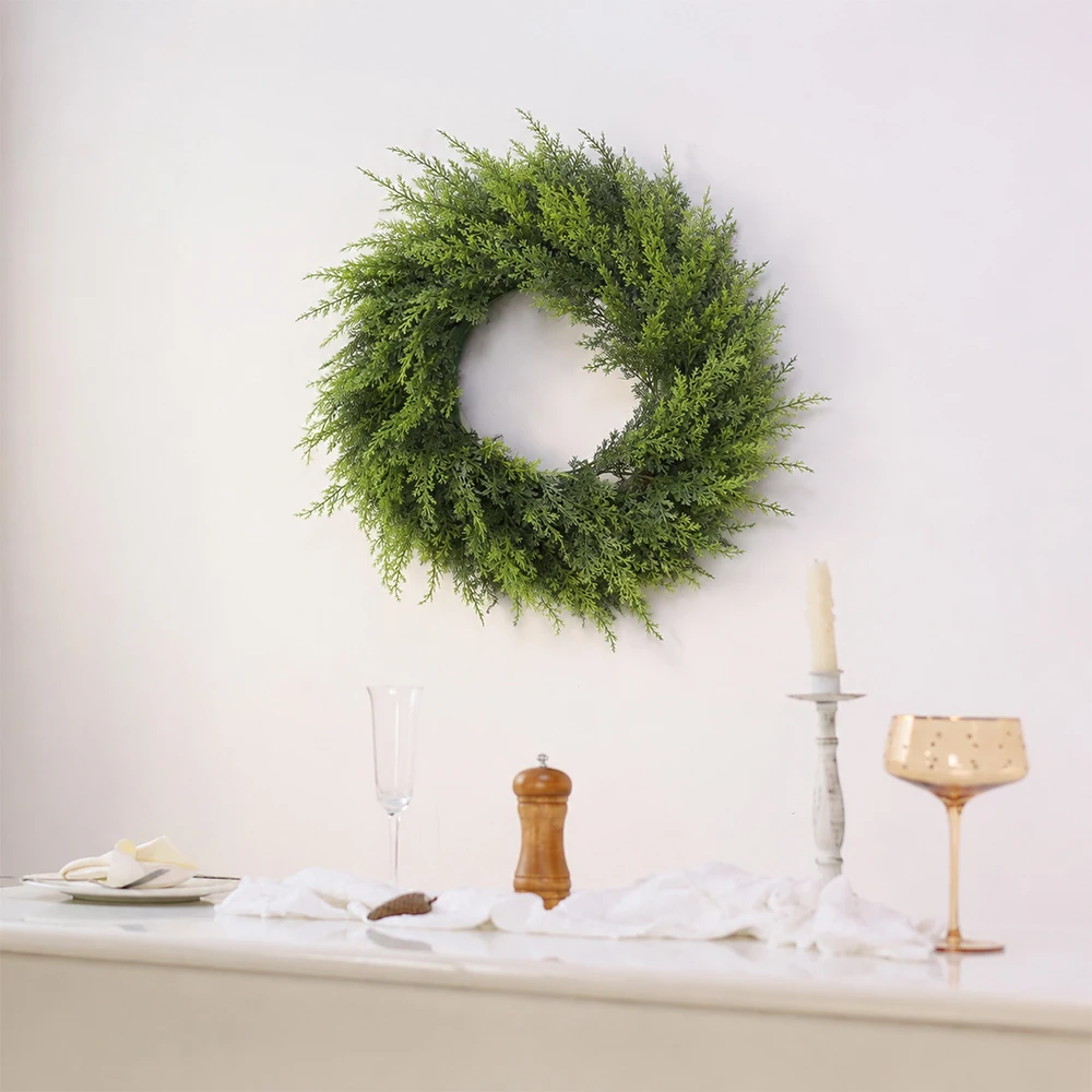 17,7 Zoll großer künstlicher Weihnachtskranz aus Kunststoff-Kiefernnadeln für Zuhause, Wohnzimmer, Veranda, Weihnachtsfenster, Bauernhaus, Außendekoration – Detail 3