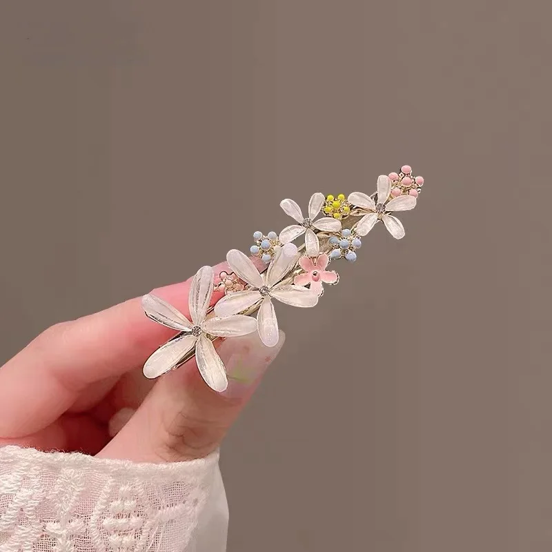 

Exquisite Alloy Duckbill Hair Clip with Glass Flower, Elegant Hair Accessory for Women's Side Hair/Clipper Fringe