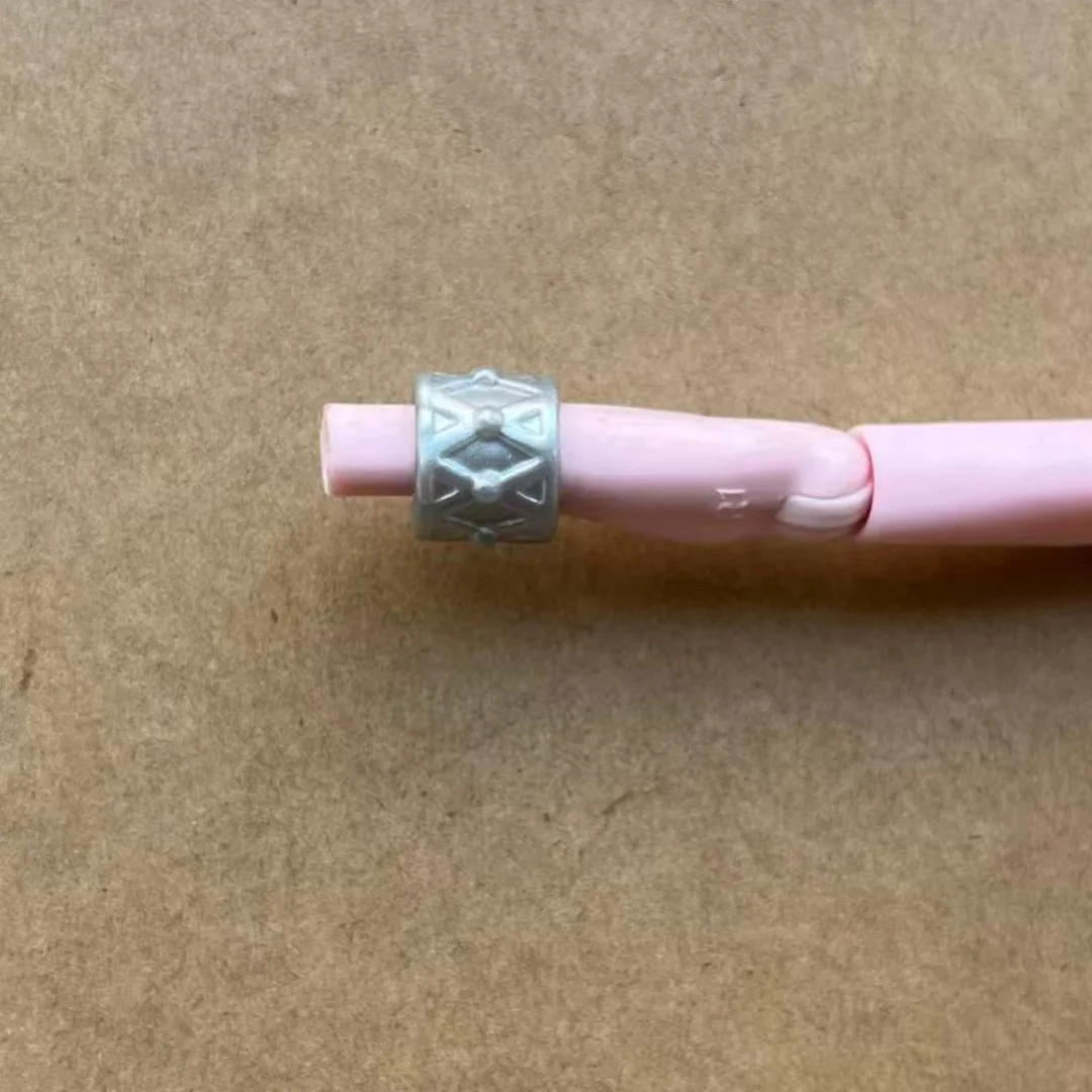 Kleurrijke monsterpopaccessoires - kettingen, taillebanden, hoofdbanden voor poppendecoraties, originele onderdelen voor creatief spelen