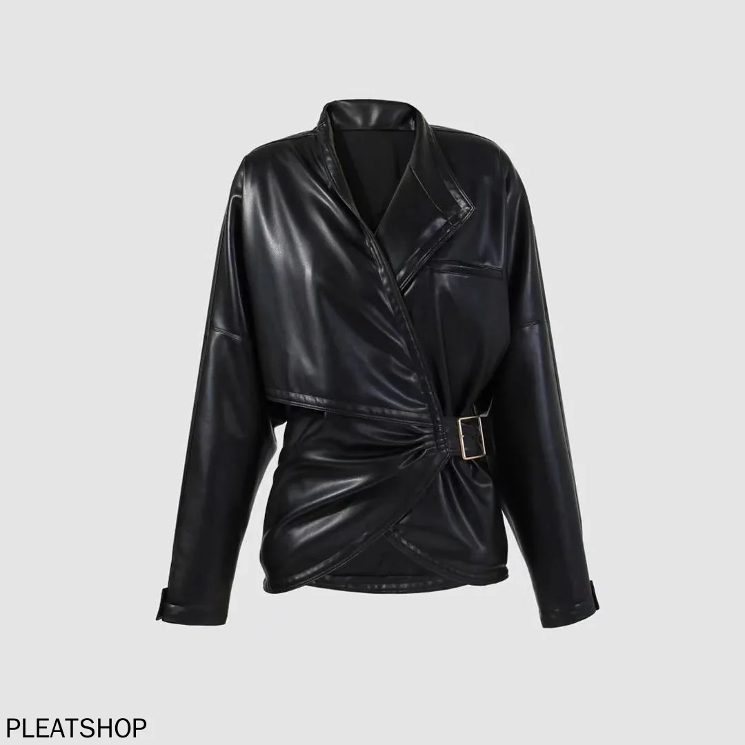 Awangardowa i swobodna kurtka damska na jesień/zimę z ekologicznej skóry proteinowej, modelująca talię, zapinana na klamrę, w stylu owijanym, z stójką.