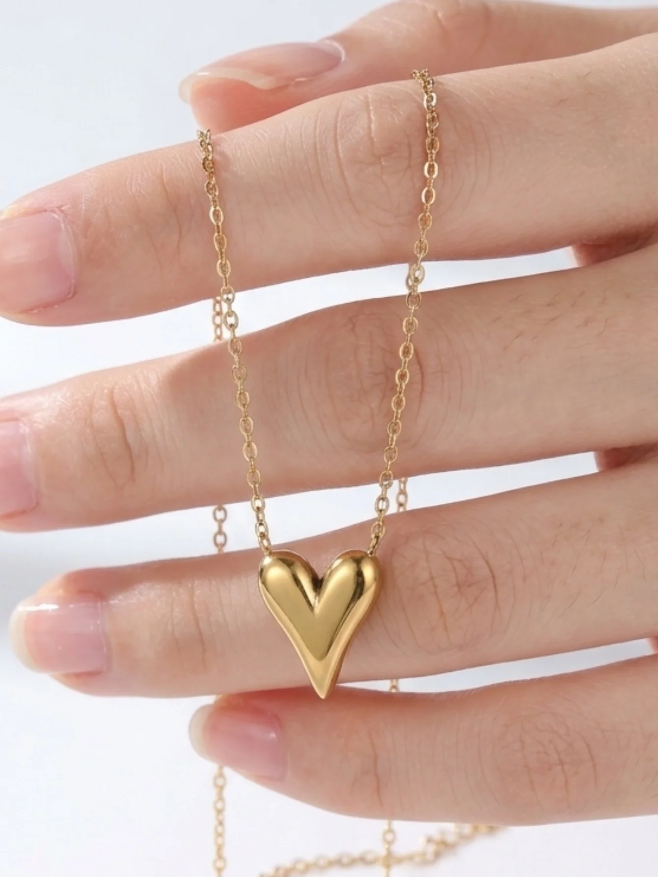 1 Piece of Stainless Steel 18K Gold-Plated Pointed Three-Dimensional Heart O-Shaped Chain Clavicle Chain, Minimalist Luxury Style Necklace, Suitable for Women for Commuting, Dating, Gift-Giving, and Versatile Accessory Wear
