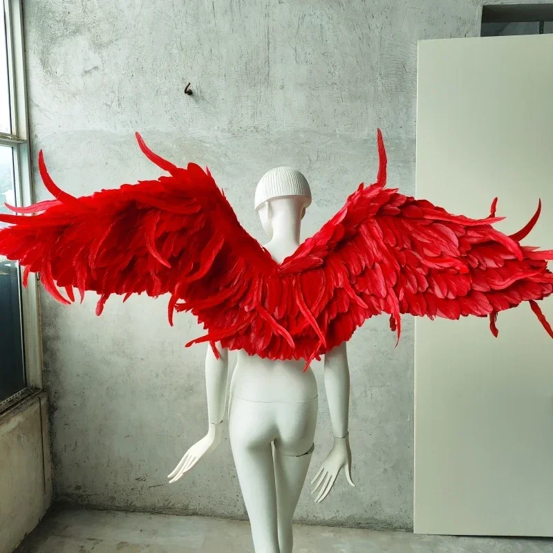 New Red Wings Couple Travel Photo Shoot Wedding Photography Studio Takes Photos with Big Feather Wings