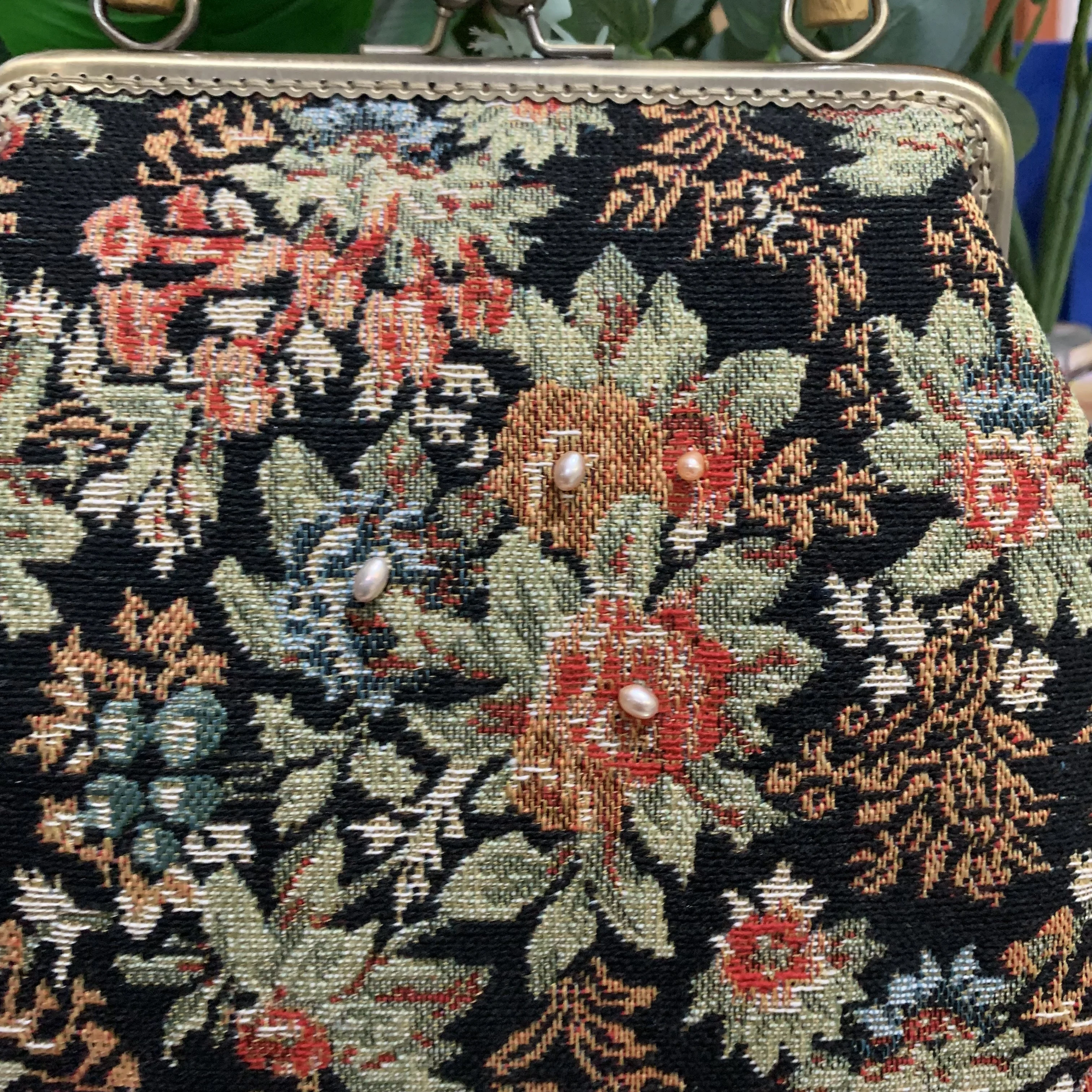 Lost in Vinatge Thread Fabric Pearl Embroidered Bag Bamboo Handle Petitpoint Clutch Antique Kiss Lock Bag Crossbody Metal Frame
