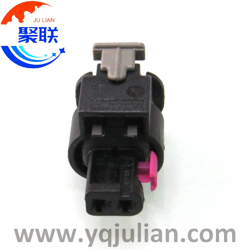 السيارات 2pin المكونات الإناث 1-1718643-1 الأسلاك موصل مقاوم للمياه 4F0 973 702 مع المحطات والأختام 4F0973702