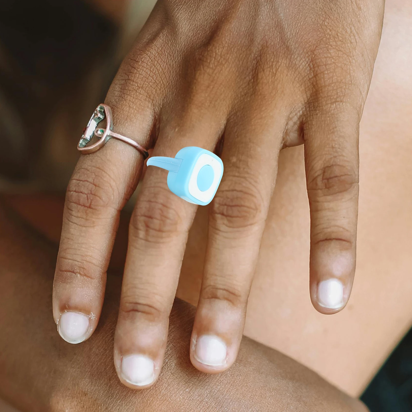 

Wireless Scrolling Ring For Selfie Camera Shutter Pages Turner Controller Fingertip Control Phone Tablets Ring