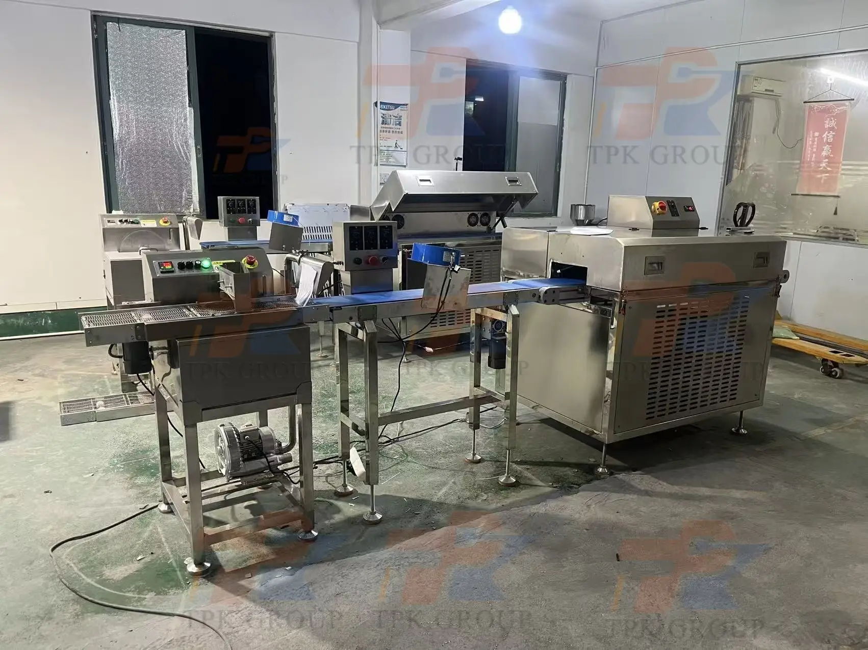 Nuts Biscuits Automatic 15kg/batch Chocolate Enrobing Covering Line Stainless Steel Donut Glazing Chocolate Coating Machine