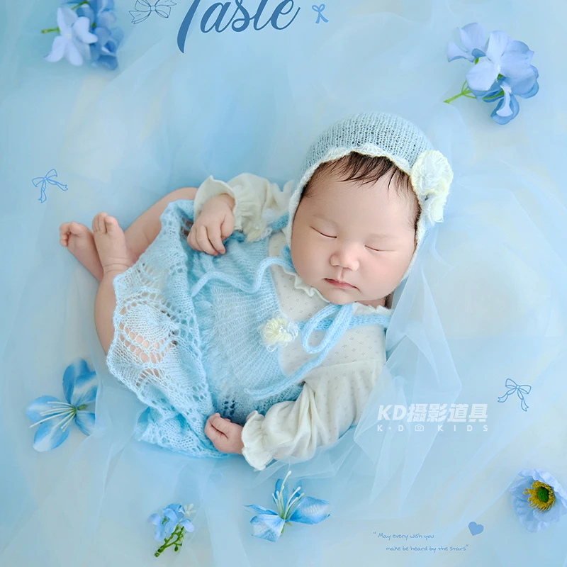 set-di-abbigliamento-per-fotografia-neonatale-in-maglia-azzurra-cappellino-floreale-e-tutina-in-pizzo-morbido-per-bambina-costume-per-servizio-fotografico-in-studio