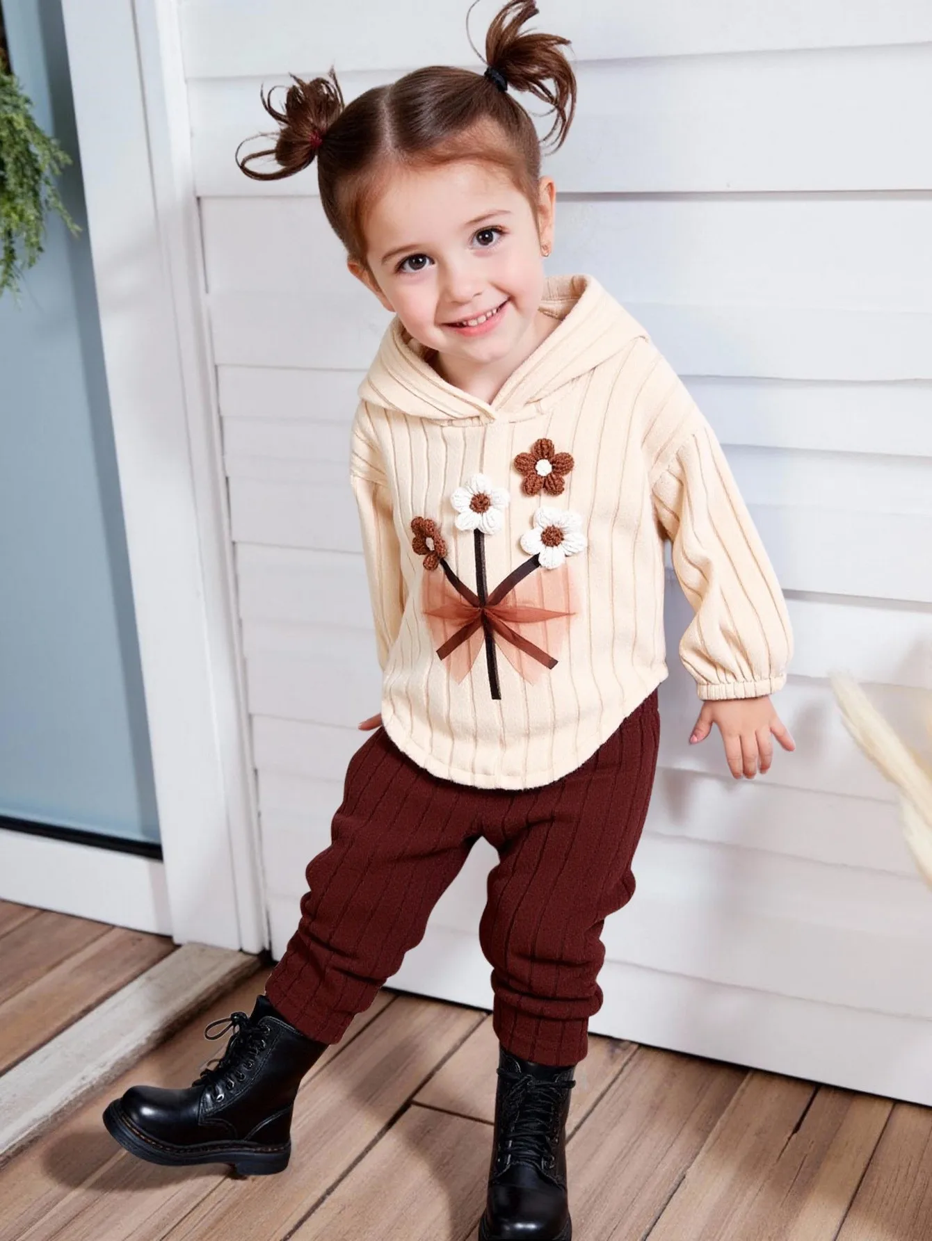 2 pieces of baby girl's casual hooded long sleeve top with 3D flower decoration and slim-fit pants, for winter.