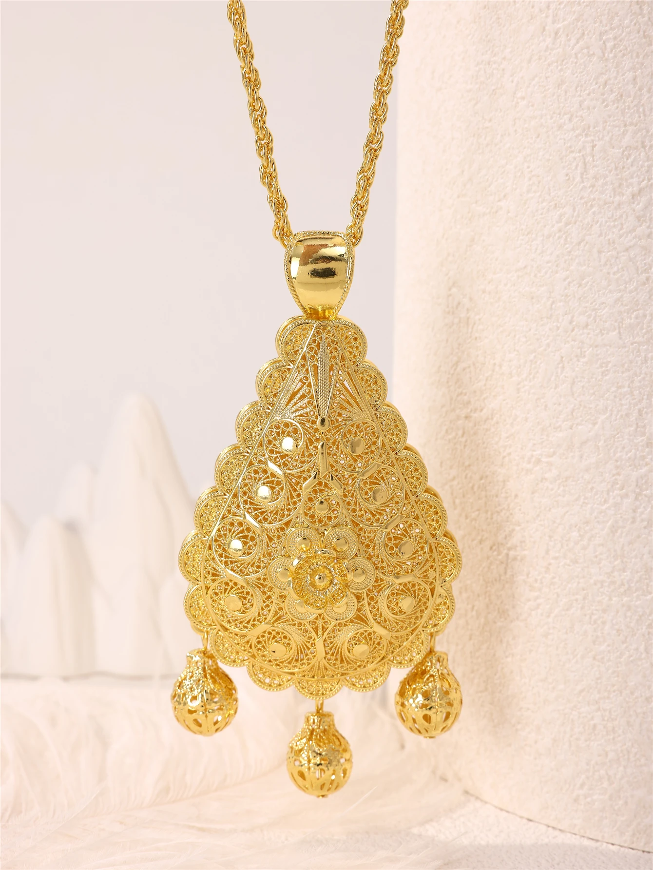 

Golden Flower Shaped Pendant Necklace Court Retro Moroccan Wedding Accessories