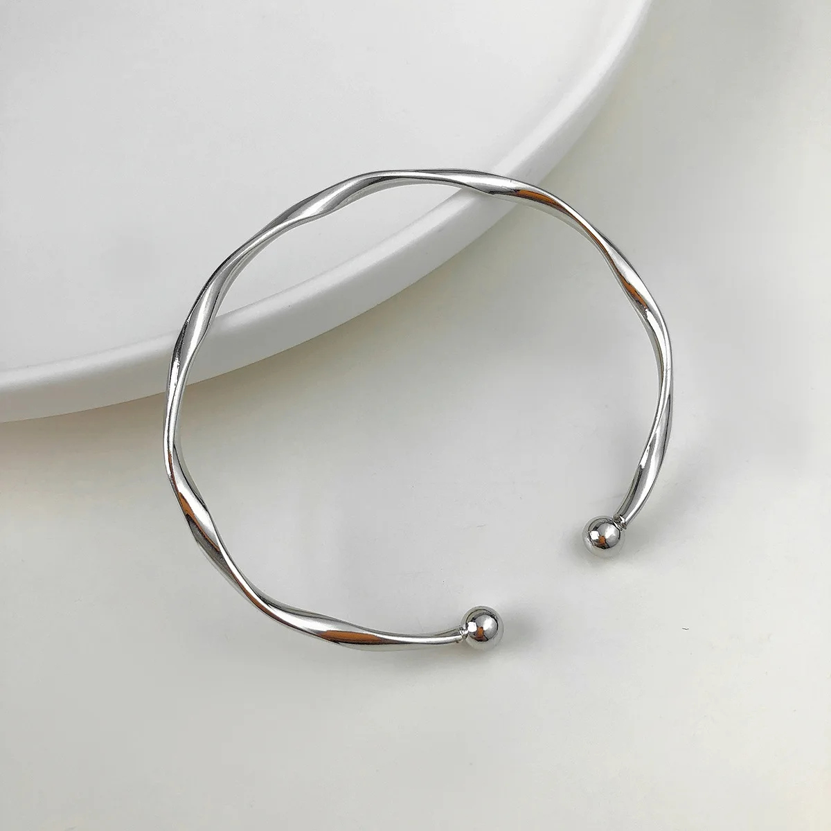 Goldene Charm-Armreifen für Frauen, Minimalismus, modisch, verdrehtes Paar, Manschettenarmband, 2023, neuer trendiger Schmuck, Mädchen-Hochzeitsgeschenk