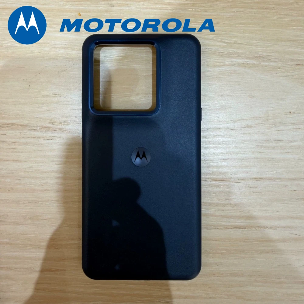 Oryginalne etui Motorola Signature do telefonu MOTO X70 Air Pro, skórzane, z magnetycznym zamknięciem, model XT 2601-1, zapewniające ochronę na wszystkich krawędziach i chroniące przed upadkiem. — zdjęcie produktu 2