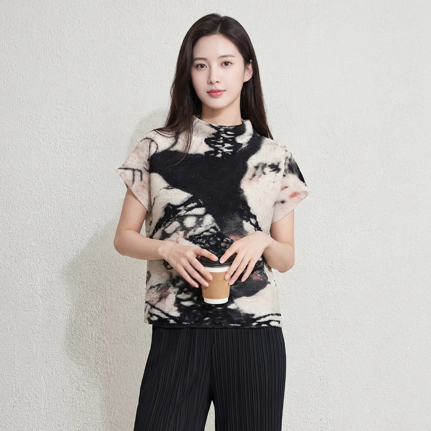 

Miyake Pleated Summer New Arrival Black & White Abstract Print Pleated T-Shirt Women's Loose-Fit Commuter Short-Sleeve Top Pleat