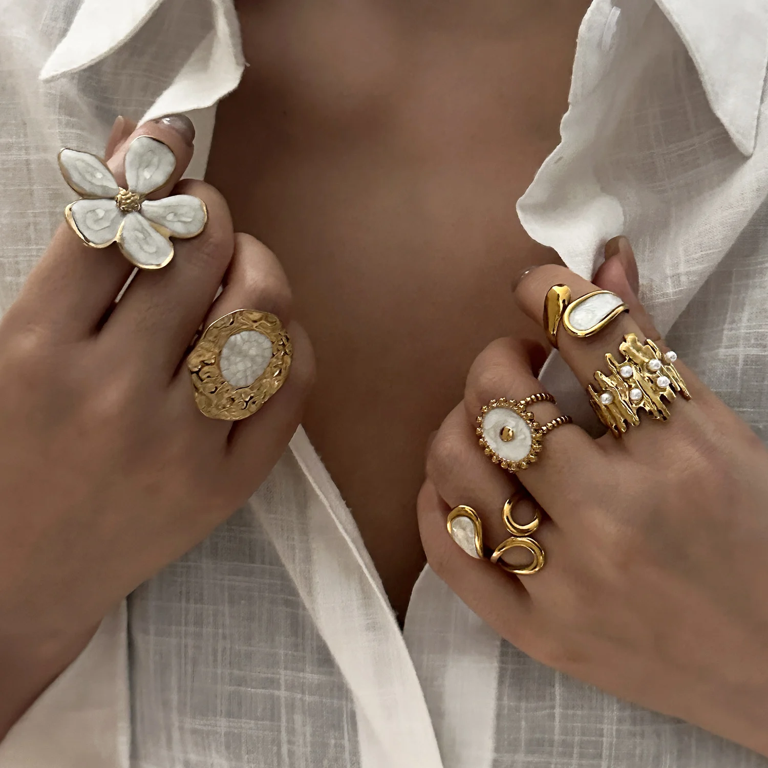 Eleganter Goldfarben-Blumenring für Damen aus Edelstahl mit Weißer Emaille Ovaler Knöchelring Attraktiver Finger-Charm-Schmuck – Detail 1