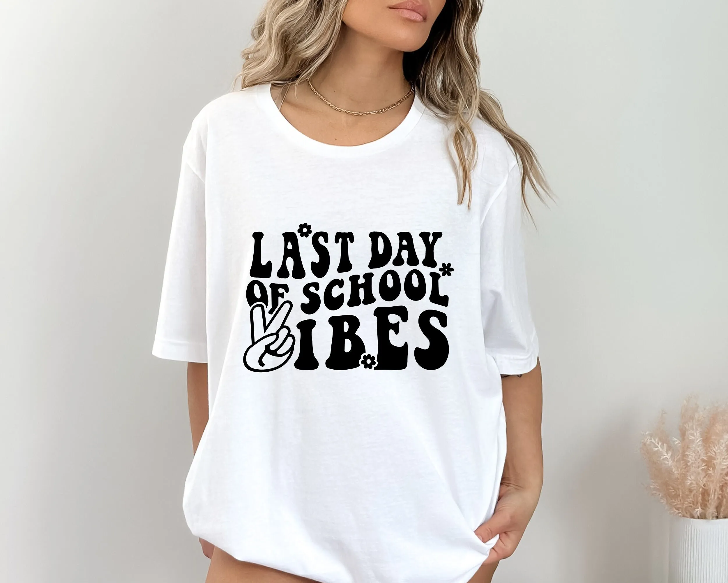 Футболка с надписью «Last Day of School Vibes»