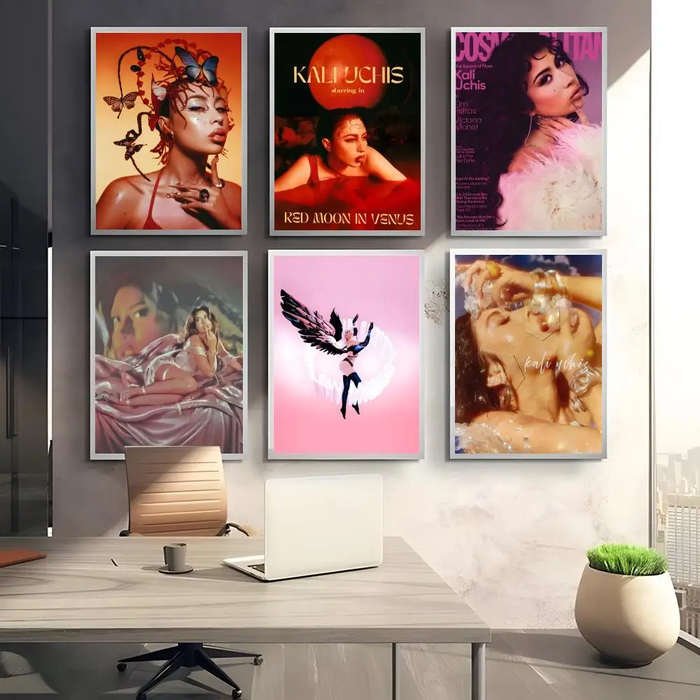 ملصق قماشي للخط من Kali Uchis: مجاني للتجاعيد ومقاوم للماء ومتين لجميع الفضاء لتزيين الحائط