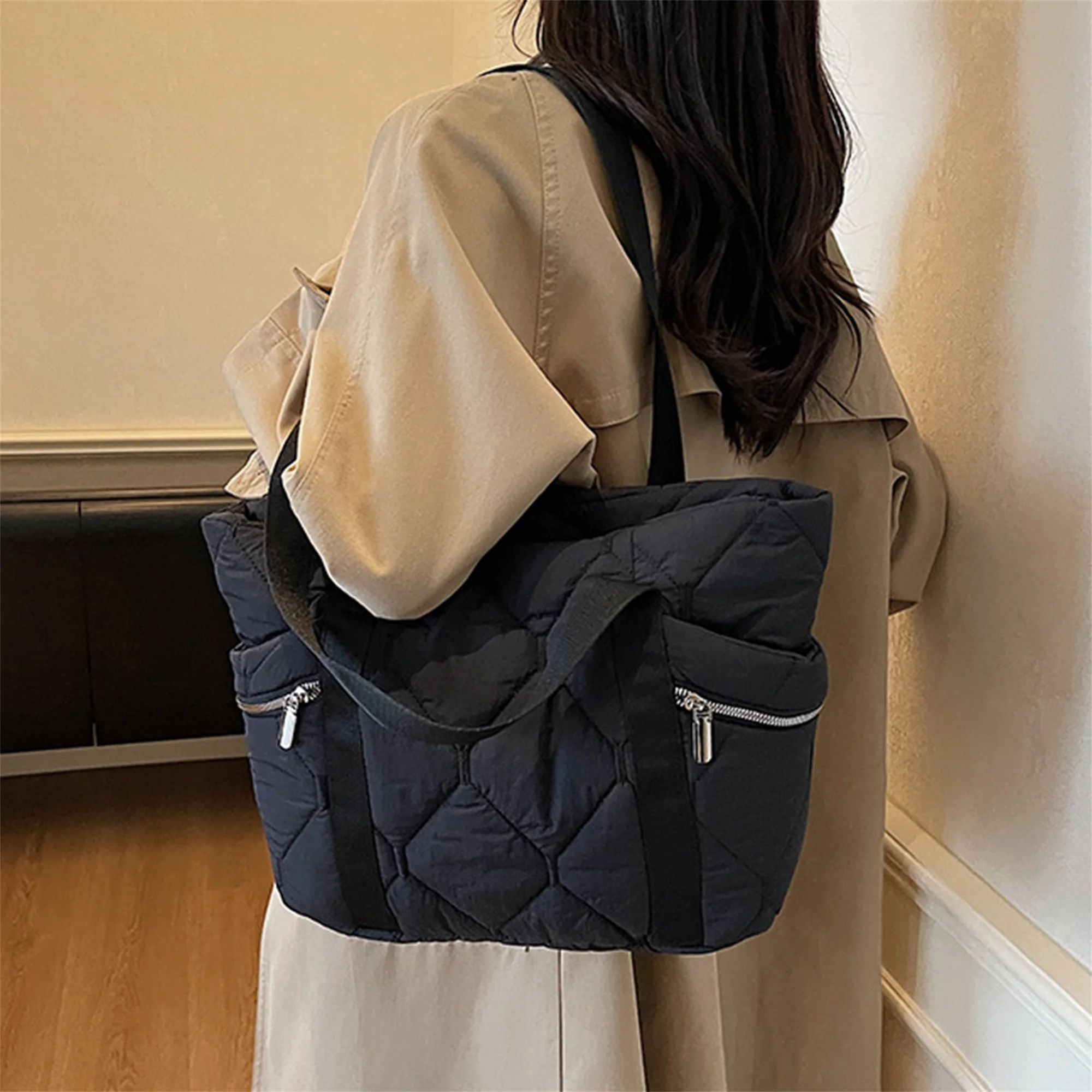 حقيبة حمل أنيقة مزخرفة بأحجار الراين مع جزء داخلي واسع وحزام كتف قابل للتعديل للاستخدام اليومي والسفر