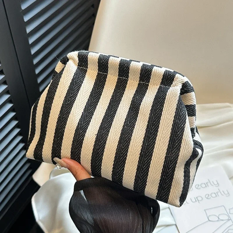 

Летние тканые кошельки крючком для женщин, пляжные сумки-клатчи, 2025 г., бродяги с клецками, повседневная сумка с цветными блоками, женская сумка с рюшами и облаками